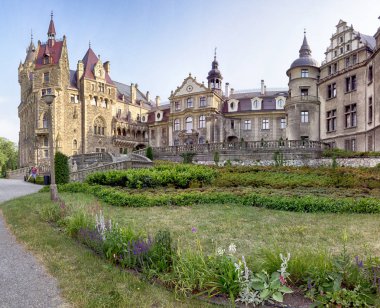 Wroclaw, Polonya - 15 Haziran 2019: Opole, Polonya yakınlarındaki Moszna Kalesi. Polonya 'nın en güzel tarihi konutlarından biri. Sarayda 365 oda, 99 kule ve kule var..