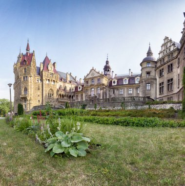 Wroclaw, Polonya - 15 Haziran 2019: Opole, Polonya yakınlarındaki Moszna Kalesi. Polonya 'nın en güzel tarihi konutlarından biri. Sarayda 365 oda, 99 kule ve kule var..