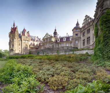 Wroclaw, Polonya - 15 Haziran 2019: Opole, Polonya yakınlarındaki Moszna Kalesi. Polonya 'nın en güzel tarihi konutlarından biri. Sarayda 365 oda, 99 kule ve kule var..