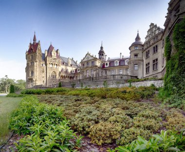 Wroclaw, Polonya - 15 Haziran 2019: Opole, Polonya yakınlarındaki Moszna Kalesi. Polonya 'nın en güzel tarihi konutlarından biri. Sarayda 365 oda, 99 kule ve kule var..