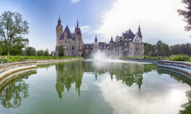 Wroclaw, Polonya - 15 Haziran 2019: Opole, Polonya yakınlarındaki Moszna Kalesi. Polonya 'nın en güzel tarihi konutlarından biri. Sarayda 365 oda, 99 kule ve kule var..