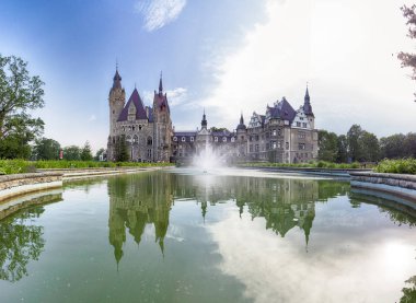 Wroclaw, Polonya - 15 Haziran 2019: Opole, Polonya yakınlarındaki Moszna Kalesi. Polonya 'nın en güzel tarihi konutlarından biri. Sarayda 365 oda, 99 kule ve kule var..