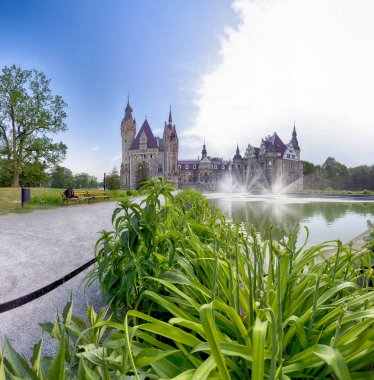 Wroclaw, Polonya - 15 Haziran 2019: Opole, Polonya yakınlarındaki Moszna Kalesi. Polonya 'nın en güzel tarihi konutlarından biri. Sarayda 365 oda, 99 kule ve kule var..