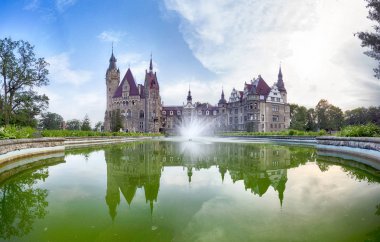 Wroclaw, Polonya - 15 Haziran 2019: Opole, Polonya yakınlarındaki Moszna Kalesi. Polonya 'nın en güzel tarihi konutlarından biri. Sarayda 365 oda, 99 kule ve kule var..