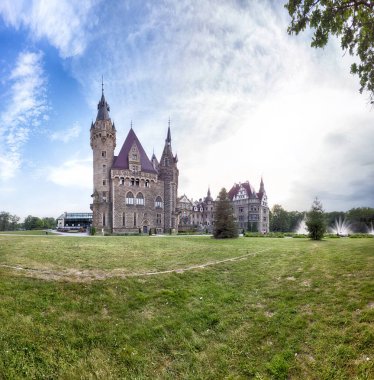 Wroclaw, Polonya - 15 Haziran 2019: Opole, Polonya yakınlarındaki Moszna Kalesi. Polonya 'nın en güzel tarihi konutlarından biri. Sarayda 365 oda, 99 kule ve kule var..