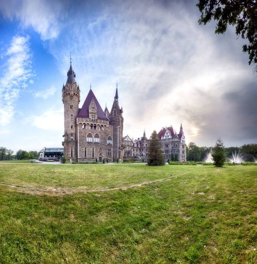 Wroclaw, Polonya - 15 Haziran 2019: Opole, Polonya yakınlarındaki Moszna Kalesi. Polonya 'nın en güzel tarihi konutlarından biri. Sarayda 365 oda, 99 kule ve kule var..