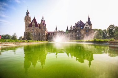 Wroclaw, Polonya - 15 Haziran 2019: Opole, Polonya yakınlarındaki Moszna Kalesi. Polonya 'nın en güzel tarihi konutlarından biri. Sarayda 365 oda, 99 kule ve kule var..