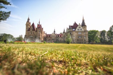 Wroclaw, Polonya - 15 Haziran 2019: Opole, Polonya yakınlarındaki Moszna Kalesi. Polonya 'nın en güzel tarihi konutlarından biri. Sarayda 365 oda, 99 kule ve kule var..