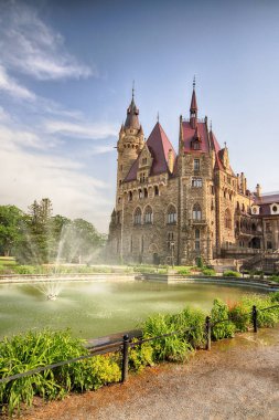 Wroclaw, Polonya - 15 Haziran 2019: Opole, Polonya yakınlarındaki Moszna Kalesi. Polonya 'nın en güzel tarihi konutlarından biri. Sarayda 365 oda, 99 kule ve kule var..