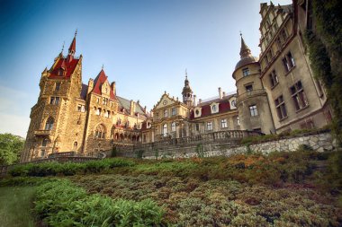 Wroclaw, Polonya - 15 Haziran 2019: Opole, Polonya yakınlarındaki Moszna Kalesi. Polonya 'nın en güzel tarihi konutlarından biri. Sarayda 365 oda, 99 kule ve kule var..