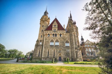 Wroclaw, Polonya - 15 Haziran 2019: Opole, Polonya yakınlarındaki Moszna Kalesi. Polonya 'nın en güzel tarihi konutlarından biri. Sarayda 365 oda, 99 kule ve kule var..