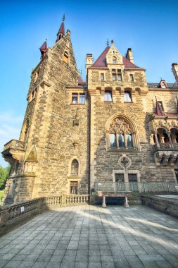 Wroclaw, Polonya - 15 Haziran 2019: Opole, Polonya yakınlarındaki Moszna Kalesi. Polonya 'nın en güzel tarihi konutlarından biri. Sarayda 365 oda, 99 kule ve kule var..