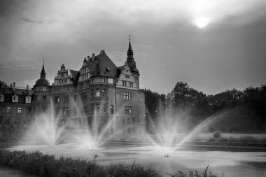 Wroclaw, Polonya - 15 Haziran 2019: Opole, Polonya yakınlarındaki Moszna Kalesi. Polonya 'nın en güzel tarihi konutlarından biri. Sarayda 365 oda, 99 kule ve kule var..