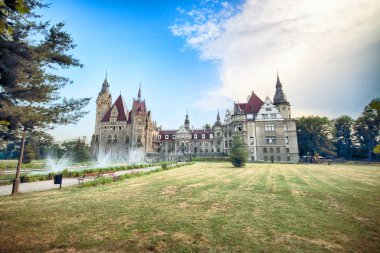 Wroclaw, Polonya - 15 Haziran 2019: Opole, Polonya yakınlarındaki Moszna Kalesi. Polonya 'nın en güzel tarihi konutlarından biri. Sarayda 365 oda, 99 kule ve kule var..