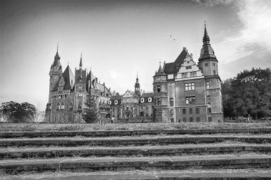 Wroclaw, Polonya - 15 Haziran 2019: Opole, Polonya yakınlarındaki Moszna Kalesi. Polonya 'nın en güzel tarihi konutlarından biri. Sarayda 365 oda, 99 kule ve kule var..