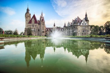 Wroclaw, Polonya - 15 Haziran 2019: Opole, Polonya yakınlarındaki Moszna Kalesi. Polonya 'nın en güzel tarihi konutlarından biri. Sarayda 365 oda, 99 kule ve kule var..