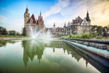 Wroclaw, Polonya - 15 Haziran 2019: Opole, Polonya yakınlarındaki Moszna Kalesi. Polonya 'nın en güzel tarihi konutlarından biri. Sarayda 365 oda, 99 kule ve kule var..