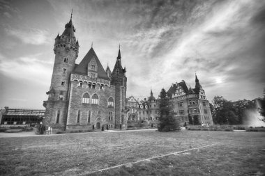 Wroclaw, Polonya - 15 Haziran 2019: Opole, Polonya yakınlarındaki Moszna Kalesi. Polonya 'nın en güzel tarihi konutlarından biri. Sarayda 365 oda, 99 kule ve kule var..