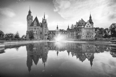 Wroclaw, Polonya - 15 Haziran 2019: Opole, Polonya yakınlarındaki Moszna Kalesi. Polonya 'nın en güzel tarihi konutlarından biri. Sarayda 365 oda, 99 kule ve kule var..