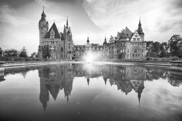 Wroclaw, Polonya - 15 Haziran 2019: Opole, Polonya yakınlarındaki Moszna Kalesi. Polonya 'nın en güzel tarihi konutlarından biri. Sarayda 365 oda, 99 kule ve kule var..