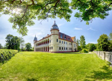 Wroclaw, Polonya - 9 Haziran 2019: Wroclaw yakınlarındaki Krobielowice Sarayı. Şu anda burada bir otel, restoran ve golf kulübü var..