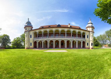 Wroclaw, Polonya - 9 Haziran 2019: Wroclaw yakınlarındaki Krobielowice Sarayı. Şu anda burada bir otel, restoran ve golf kulübü var..