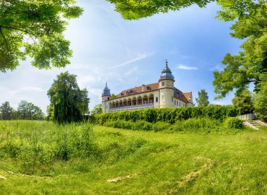 Wroclaw, Polonya - 9 Haziran 2019: Wroclaw yakınlarındaki Krobielowice Sarayı. Şu anda burada bir otel, restoran ve golf kulübü var..