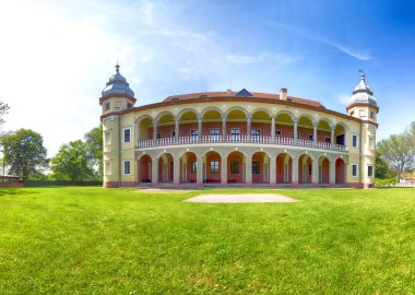 Wroclaw, Polonya - 9 Haziran 2019: Wroclaw yakınlarındaki Krobielowice Sarayı. Şu anda burada bir otel, restoran ve golf kulübü var..