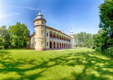 Wroclaw, Polonya - 9 Haziran 2019: Wroclaw yakınlarındaki Krobielowice Sarayı. Şu anda burada bir otel, restoran ve golf kulübü var..
