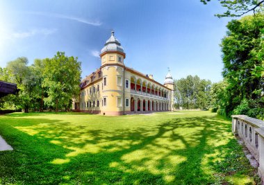 Wroclaw, Polonya - 09 Haziran 2019: Wro yakınlarındaki Krobielowice Sarayı