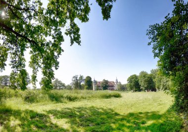 Wroclaw, Polonya - 9 Haziran 2019: Wroclaw yakınlarındaki Krobielowice Sarayı. Şu anda burada bir otel, restoran ve golf kulübü var..