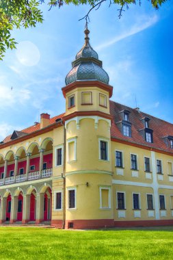 Wroclaw, Polonya - 9 Haziran 2019: Wroclaw yakınlarındaki Krobielowice Sarayı. Şu anda burada bir otel, restoran ve golf kulübü var..