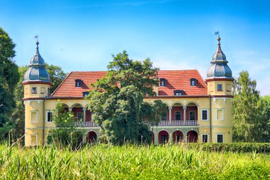 Wroclaw, Polonya - 9 Haziran 2019: Wroclaw yakınlarındaki Krobielowice Sarayı. Şu anda burada bir otel, restoran ve golf kulübü var..