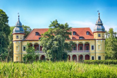 Wroclaw, Polonya - 9 Haziran 2019: Wroclaw yakınlarındaki Krobielowice Sarayı. Şu anda burada bir otel, restoran ve golf kulübü var..