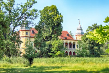 Wroclaw, Polonya - 9 Haziran 2019: Wroclaw yakınlarındaki Krobielowice Sarayı. Şu anda burada bir otel, restoran ve golf kulübü var..