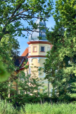 Wroclaw, Polonya - 9 Haziran 2019: Wroclaw yakınlarındaki Krobielowice Sarayı. Şu anda burada bir otel, restoran ve golf kulübü var..