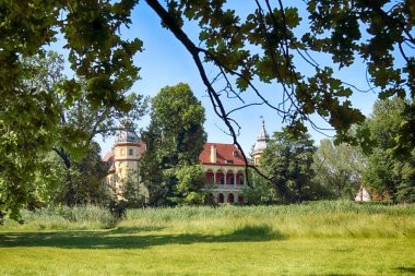 Wroclaw, Polonya - 9 Haziran 2019: Wroclaw yakınlarındaki Krobielowice Sarayı. Şu anda burada bir otel, restoran ve golf kulübü var..