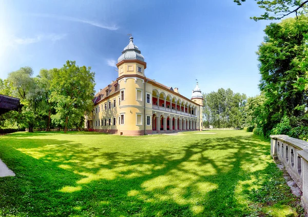 Wroclaw, Polonya - 09 Haziran 2019: Wro yakınlarındaki Krobielowice Sarayı
