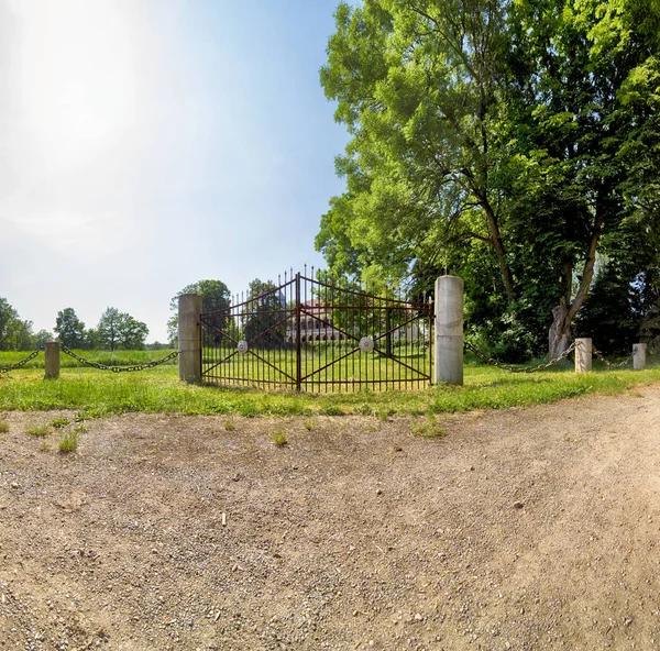 WROCLAW, POLÓNIA - JUNHO 09, 2019: Palácio em Krobielowice perto de Wro — Fotografia de Stock