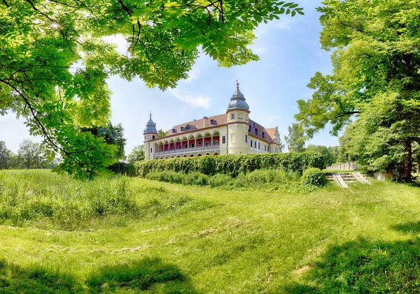 WROCLAW, POLONIA - 09 DE JUNIO DE 2019: Palacio en Krobielowice cerca de Wro — Foto de Stock