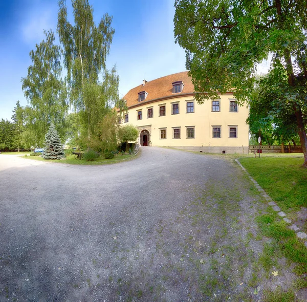 Wroclaw, polen - 09. Juni 2019: palast in krobielowice bei wro — Stockfoto