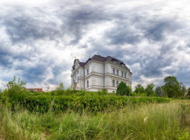 Wroclaw, Polonya - 21 Haziran 2019: Wroclaw yakınlarındaki Biskupice Podgorne Sarayı, Polonya. Baharın son gününde bulutlu gökyüzü.