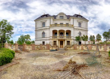 Wroclaw, Polonya - 21 Haziran 2019: Wroclaw yakınlarındaki Biskupice Podgorne Sarayı, Polonya. Baharın son gününde bulutlu gökyüzü.