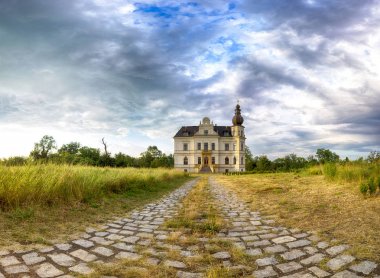 Wroclaw, Polonya - 21 Haziran 2019: Wroclaw yakınlarındaki Biskupice Podgorne Sarayı, Polonya. Baharın son gününde bulutlu gökyüzü.