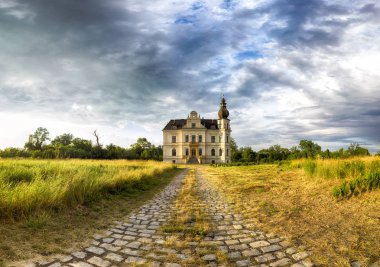 Wroclaw, Polonya - 21 Haziran 2019: Wroclaw yakınlarındaki Biskupice Podgorne Sarayı, Polonya. Baharın son gününde bulutlu gökyüzü.