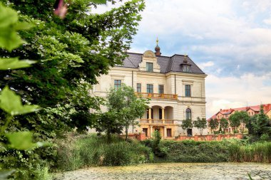 Wroclaw, Polonya - 21 Haziran 2019: Wroclaw yakınlarındaki Biskupice Podgorne Sarayı, Polonya. Baharın son gününde bulutlu gökyüzü.