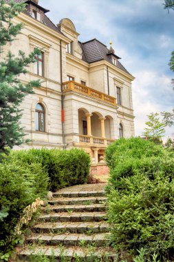 Wroclaw, Polonya - 21 Haziran 2019: Wroclaw yakınlarındaki Biskupice Podgorne Sarayı, Polonya. Baharın son gününde bulutlu gökyüzü.