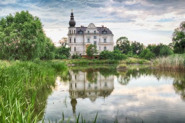 Wroclaw, Polonya - 21 Haziran 2019: Wroclaw yakınlarındaki Biskupice Podgorne Sarayı, Polonya. Baharın son gününde bulutlu gökyüzü.