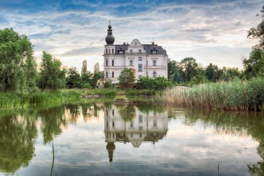 Wroclaw, Polonya - 21 Haziran 2019: Wroclaw yakınlarındaki Biskupice Podgorne Sarayı, Polonya. Baharın son gününde bulutlu gökyüzü.