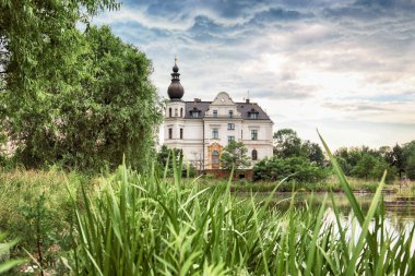 Wroclaw, Polonya - 21 Haziran 2019: Wroclaw yakınlarındaki Biskupice Podgorne Sarayı, Polonya. Baharın son gününde bulutlu gökyüzü.
